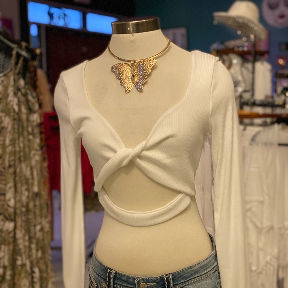 🌺 Lelis in White 
Long Sleeve Knit Crop Top